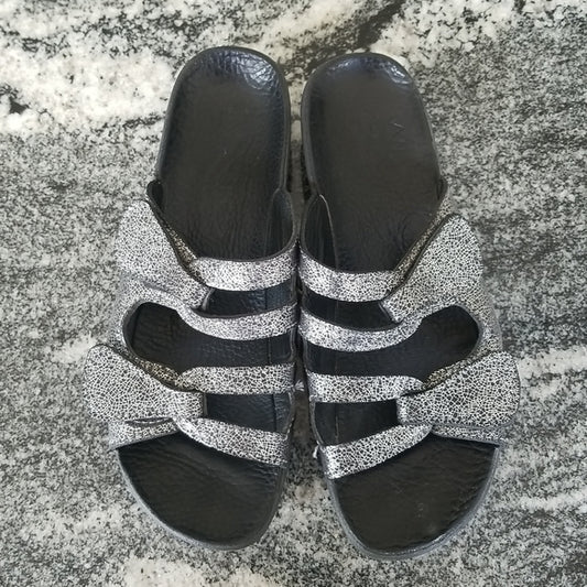 (9) Anatomical Comfort Technology Silver Metallic Crackle Slides Sandals Vacay