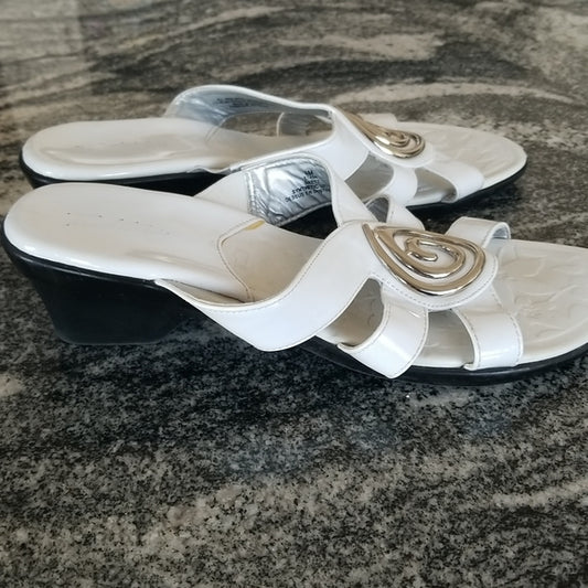 White Sandals ❤Sz 9M ❤Summer ❤