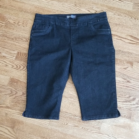 (18) Reitmans Jeans Petite Black Denim Stretch Capri/Shorts