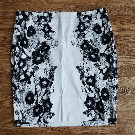 (18) Lane Bryant Cotton Blend Floral Print Fitted Semi-Formal Midi Skirt