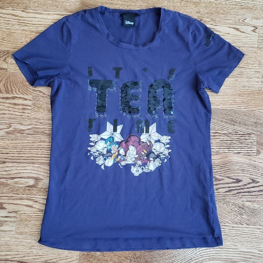 (S) PINKO Disney's Alice in Wonderland "It's Tea Time" Graphic Short Sleeve Tee